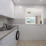 Stylish - Prime Location Apartment *